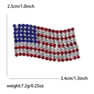 Detailansicht der US-Flaggen-Strassbrosche mit Maßen 3,4 cm Breite und Gewichtsangaben