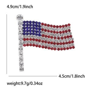 Detailansicht der Brosche in US-Flaggenform mit Strasssteinen und Größenangaben