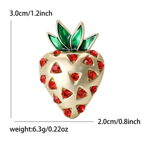 Broche fraise mignonne avec strass rouges et émail vert de taille 3,0cm x 2,0cm