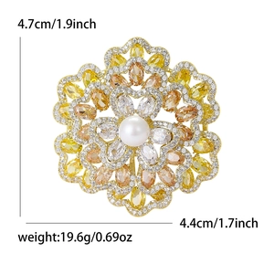 Eleganter Begonien-Blüten-Brosche mit Zirkonia-Steinen und Perle auf weißem Grund