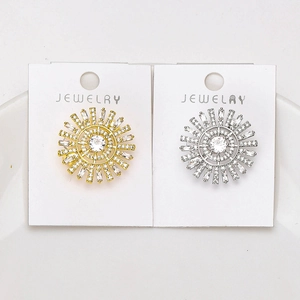Detailansicht goldener und silberner Sonnenblumen-Broschen mit Zirkonia auf Schmuckkarten