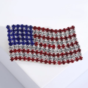 Makro-Detail der US-Flaggen-Brosche mit roten, blauen und klaren Strasssteinen