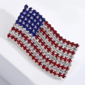 Detailansicht der US-Flaggen-Brosche mit roten weißen und blauen Strasssteinen in Pavé