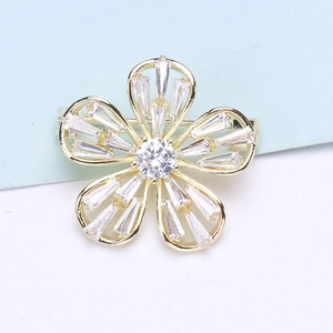 Vue macro d'une broche fleur à cinq pétales avec zircons et base dorée