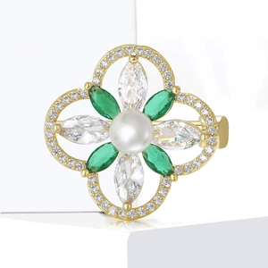 Exquisite Kleeblatt-Brosche mit grünen Kristallen und weißer Perle auf Vergoldung