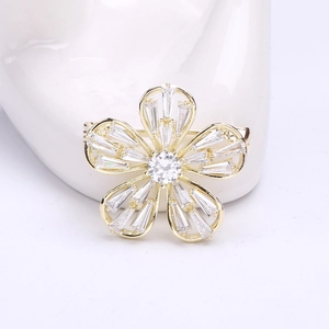 Gros plan détaillé de la broche fleur à cinq pétales en zircon avec placage en or