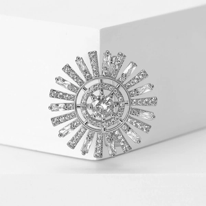 Makro-Detail der luxuriösen Sonnenblumen-Brosche mit strahlenden Zirkon-Steinen auf Stein