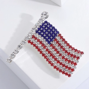 Detailansicht der Brosche mit amerikanischer Flagge und roten, blauen, klaren Strasssteinen