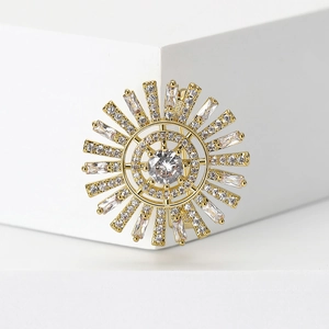 Exquisite Brosche in Goldoptik mit Zirkonia-Sonnenstrahlen auf weißem Hintergrund