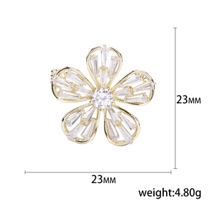 Broche fleur dorée élégante à cinq pétales avec zircons baguettes, 23mm x 23mm