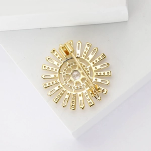 Luxuriöse goldene Sonnenblumen-Brosche mit Zirkonia-Inlay, Ansicht der hinteren Nadel