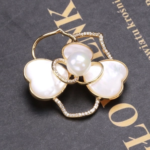 Elegante Kamelien-Brosche mit weißen Perlmuttblättern, großer Perle und Goldakzenten