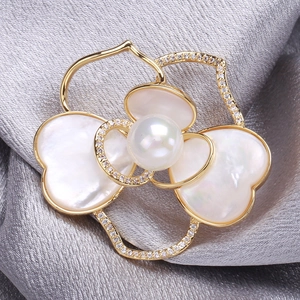Elegante Kamelien-Brosche mit Perlmutt-Blütenblättern und zentraler Perle für Damen