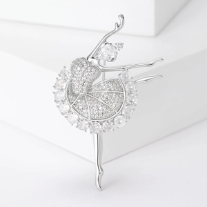 Vue détaillée d'une broche ballerine argentée sertie de zircons sur décor blanc