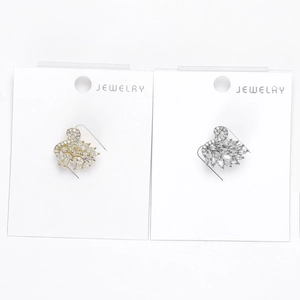 Detail van kristallen zwaanbroches met goud en zilver plating en micro-pave zirkonia-steentjes