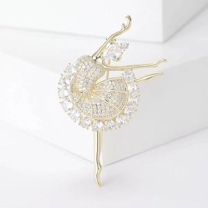 Broche ballerine dorée élégante ornée de cristaux scintillants sur socle en pierre