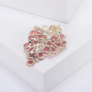 Broche fleur dorée élégante avec pierres roses et perles pour robes de soirée chic