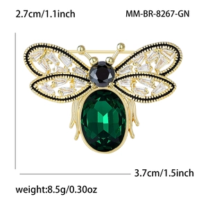 Détail macro de la broche abeille avec gemme verte et dimensions de 3.7x2.7cm