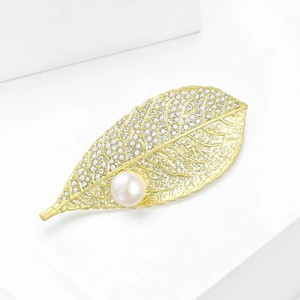 Elegant leaf brooch in gold with sparkling zircon pavé and a round freshwater pearl