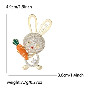 Broche lapin mignonne en métal doré avec zircons brillants tenant une petite carotte