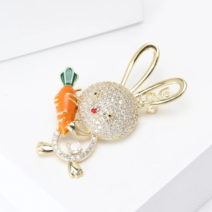 Broche lapin mignonne avec zircons, carotte émaillée et gravure LOVE sur métal doré