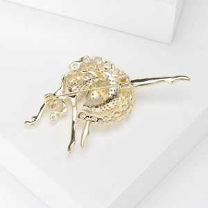 Broche danseuse de ballet dorée avec tutu en cristal et fermoir de sécurité à l'arrière