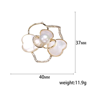 Eleganter 40mm Perlen-Kamelien-Blumenbrosche mit Goldblüten und Zirkonia für Damen