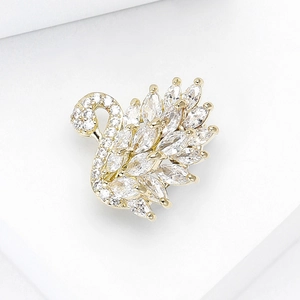 Detailopname van de zwaanbroche met marquise-geslepen zirkonia en gouden plating afwerking