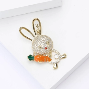Broche lapin dorée mignonne avec zircons blancs, carotte orange et gravure LOVE sur l'oreille