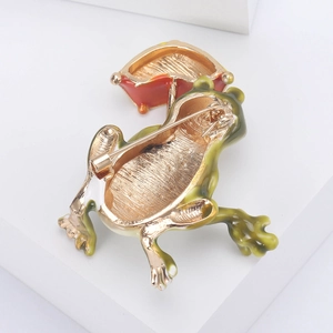 Vue arrière de la broche grenouille montrant le fermoir et l'accessoire parapluie orange