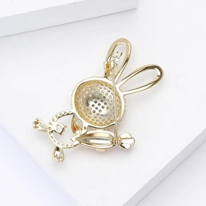 Vue arrière d'une broche lapin dorée avec carotte et gravure LOVE sur l'oreille