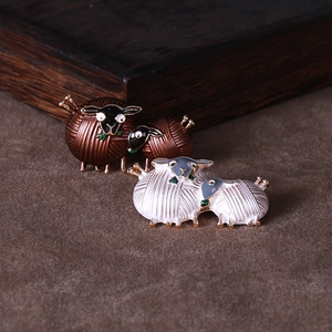 Detail von Emaille-Schaf-Broschen mit feinen Garntexturen und Vintage-Farben