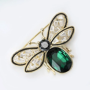 Broche abeille dorée avec pierre précieuse vert émeraude et ailes en cristal blanc étincelant
