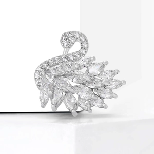 Elegante zilveren zwaan broche met marquise geslepen zirkonia op witte achtergrond