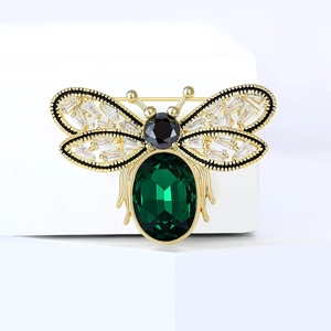 Broche abeille dorée élégante avec pierre vert émeraude et détails en zircon brillant