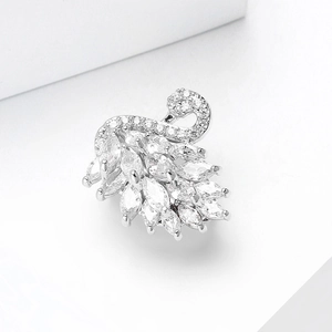Macro-opname van zilveren zwaanbroche met glinsterende zirkonia en micro-pave details