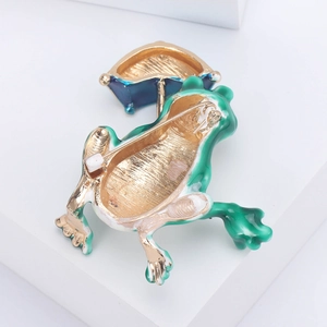 Broche grenouille avec parapluie bleu en émail doré pour décorer les vêtements