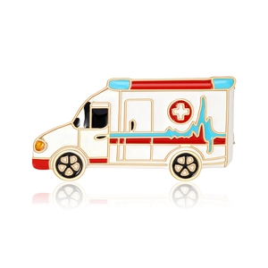 Broche ambulance en émail avec croix rouge et ligne de pouls sur fond blanc épuré