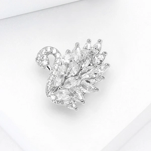 Detailopname van de zwanenbroche met marquise zirkonia en hoogwaardige verzilvering