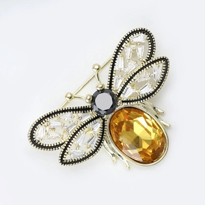 Broche abeille dorée élégante avec gemme ambrée et ailes serties de cristaux