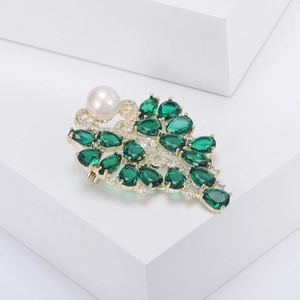 Élégante broche feuille vert émeraude avec perle blanche et base dorée pour femme