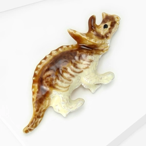 Détail de la broche squelette triceratops avec une finition fossile brillante rétro