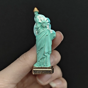Détail de la broche Statue de la Liberté avec gravure New York sur la base