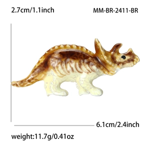 Broche en émail tricératops marron et crème, dimensions 6,1 cm par 2,7 cm