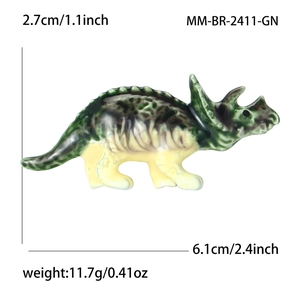 Broche dinosaure tricératops en émail pour vestes, dimensions 6,1cm par 2,7cm de haut
