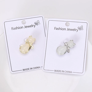 Détail de broches chat mignonnes en or et argent avec pierres d'opale et pierres de zircon