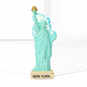 Broche Statue de la Liberté créative vert menthe et or avec gravure New York sur la base