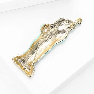 Vue arrière de la broche Statue de la Liberté avec finition dorée et fermoir à épingle