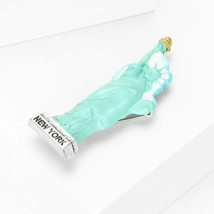 Détail de la broche Statue de la Liberté en vert menthe avec gravure New York