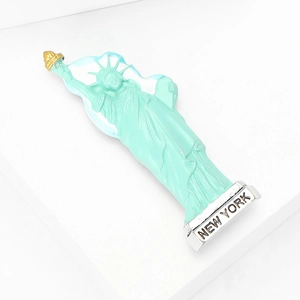 Vue détaillée de la broche Statue de la Liberté avec socle New York sur fond blanc